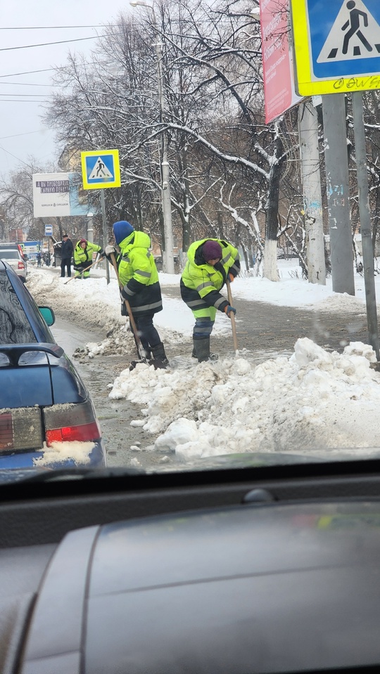 Почему уборка снега чаще отводится женщинам 50-60 лет?