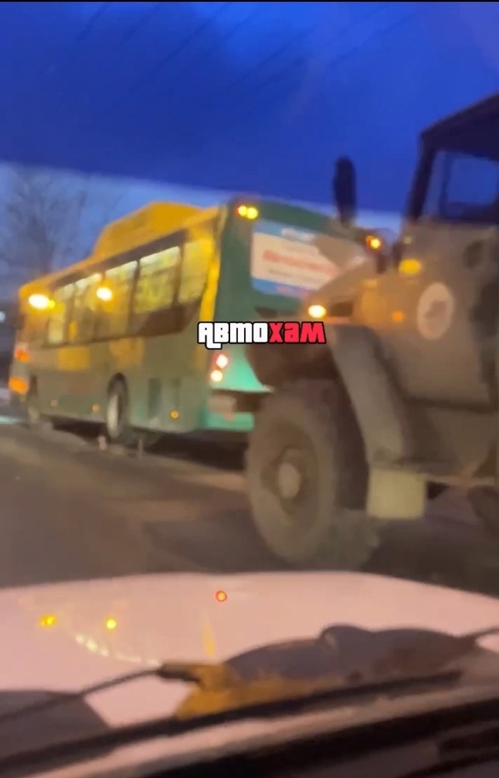 Автобус лишился колеса