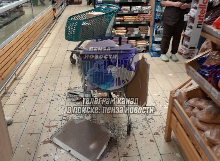 Обрушение потолка в магазине причиняет вред девочке в Пензе