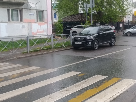 Герой у школьного пешеходного перехода.