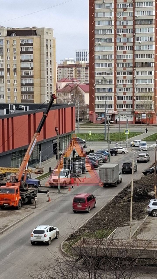 Провода упали на улице рядом с новой камерой в Пензе