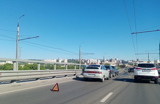 Пробка на Бауманском путепроводе из-за аварии с тремя автомобилями.