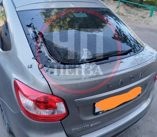 Удар по автомобилю: пакет с водой попал в стекло