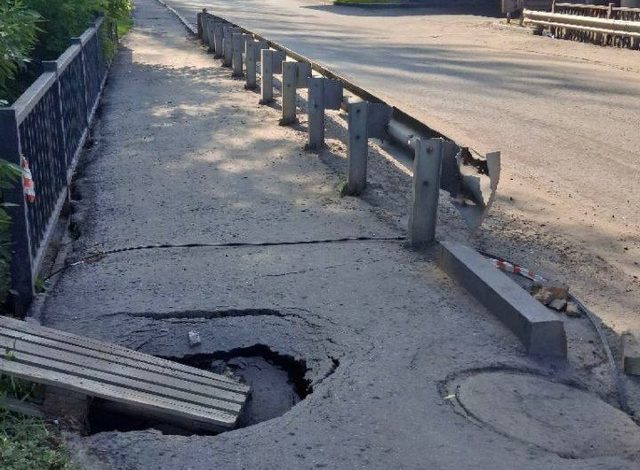 Асфальт под мостом на проспекте Победы в Пензе разрушается