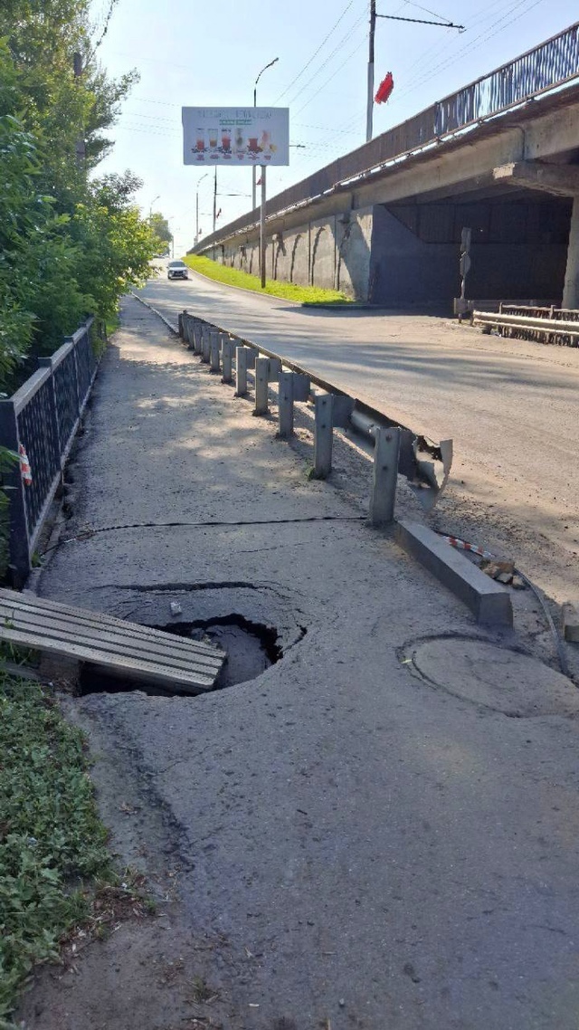 Асфальт под мостом на проспекте Победы в Пензе разрушается