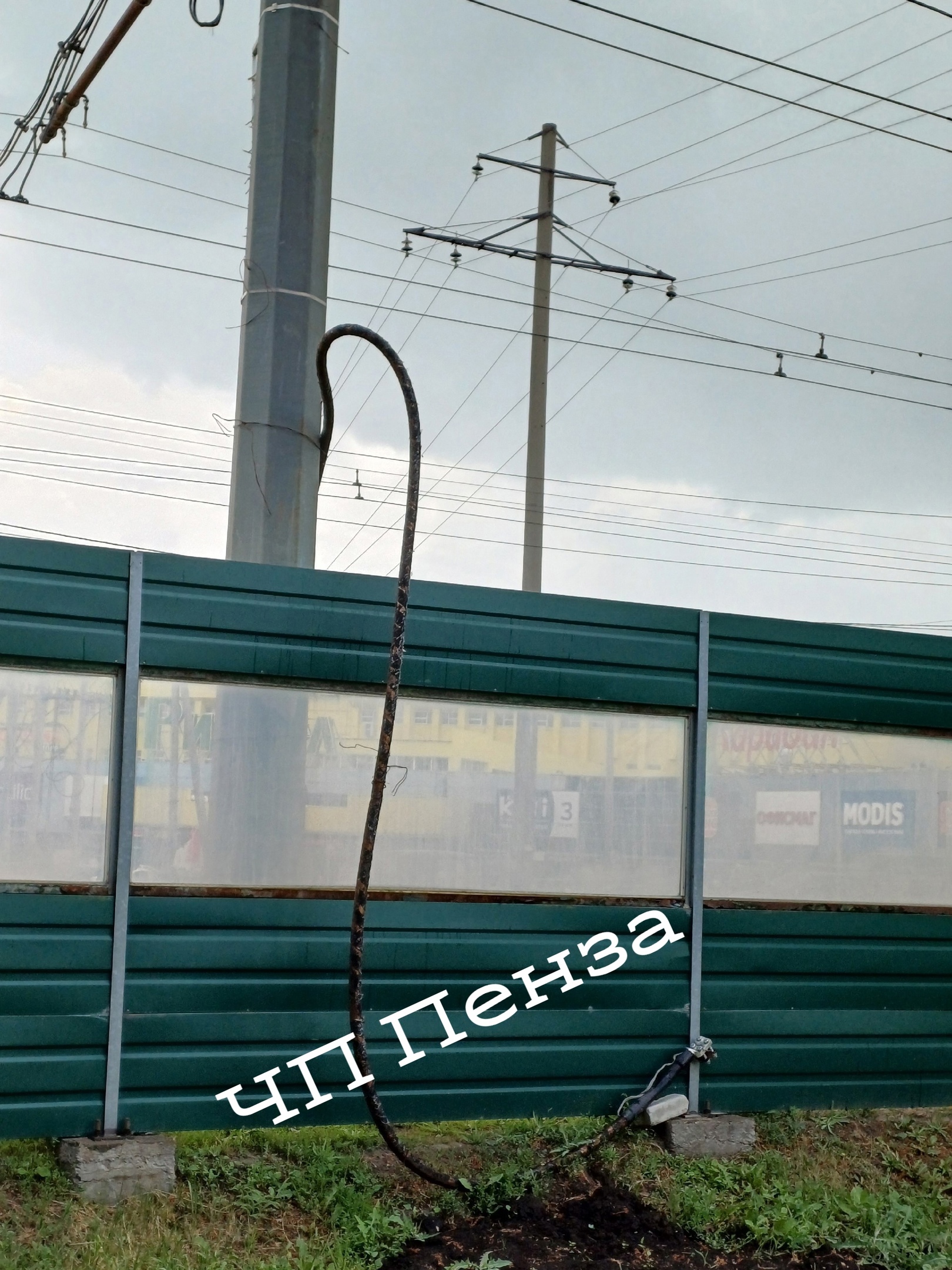 Опасный кабель на улице Центральной