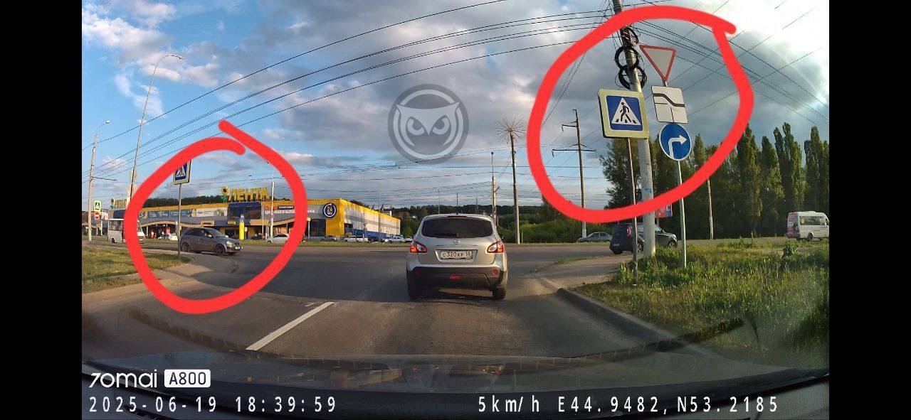 Дорогой товарищ! Я пропускаю главную, не надо мне подавать сигналы, выезжая из этого заезда с стоп-линией.