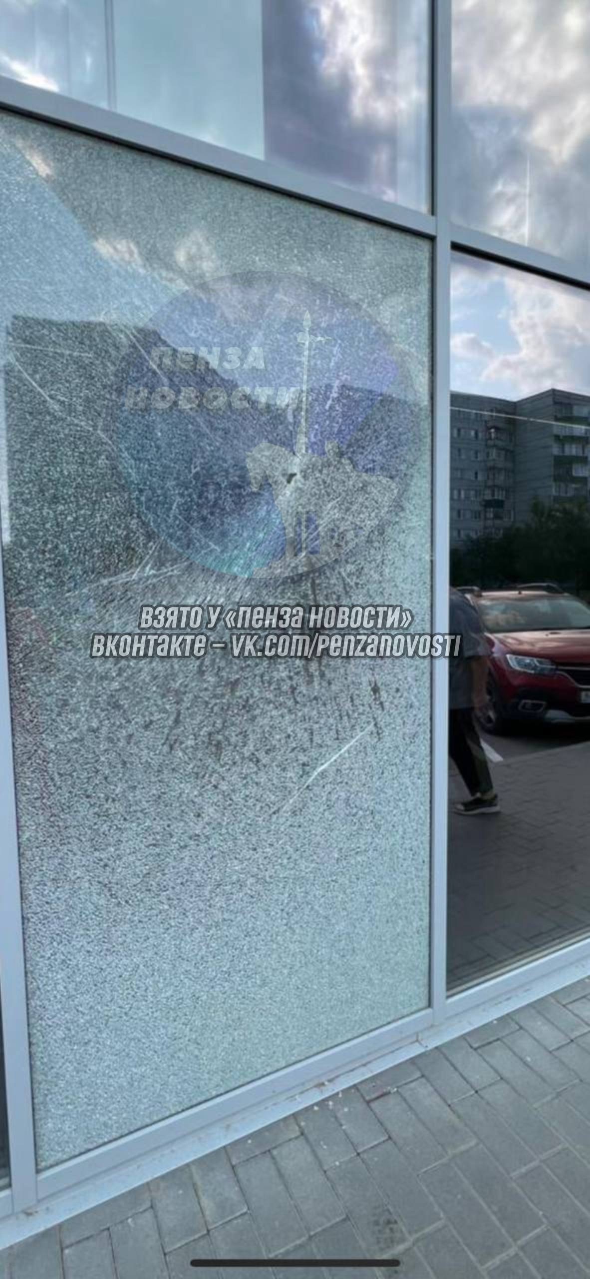 Тренд на «заезды» в торговые центры продолжается в Пензе. На этот раз пострадал ТЦ «Луч» на Шуисте.