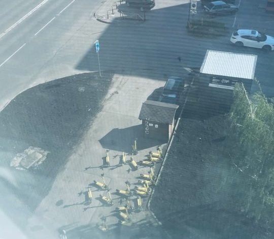 Затруднение движения на Кижеватова из-за самокатов