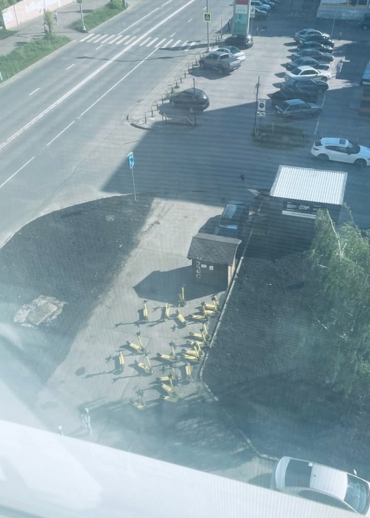 Затруднение движения на Кижеватова из-за самокатов