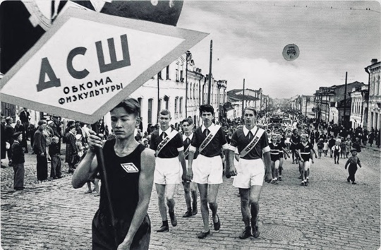Спортивный парад в честь Дня физкультурника на Московской улице в 1947 году.