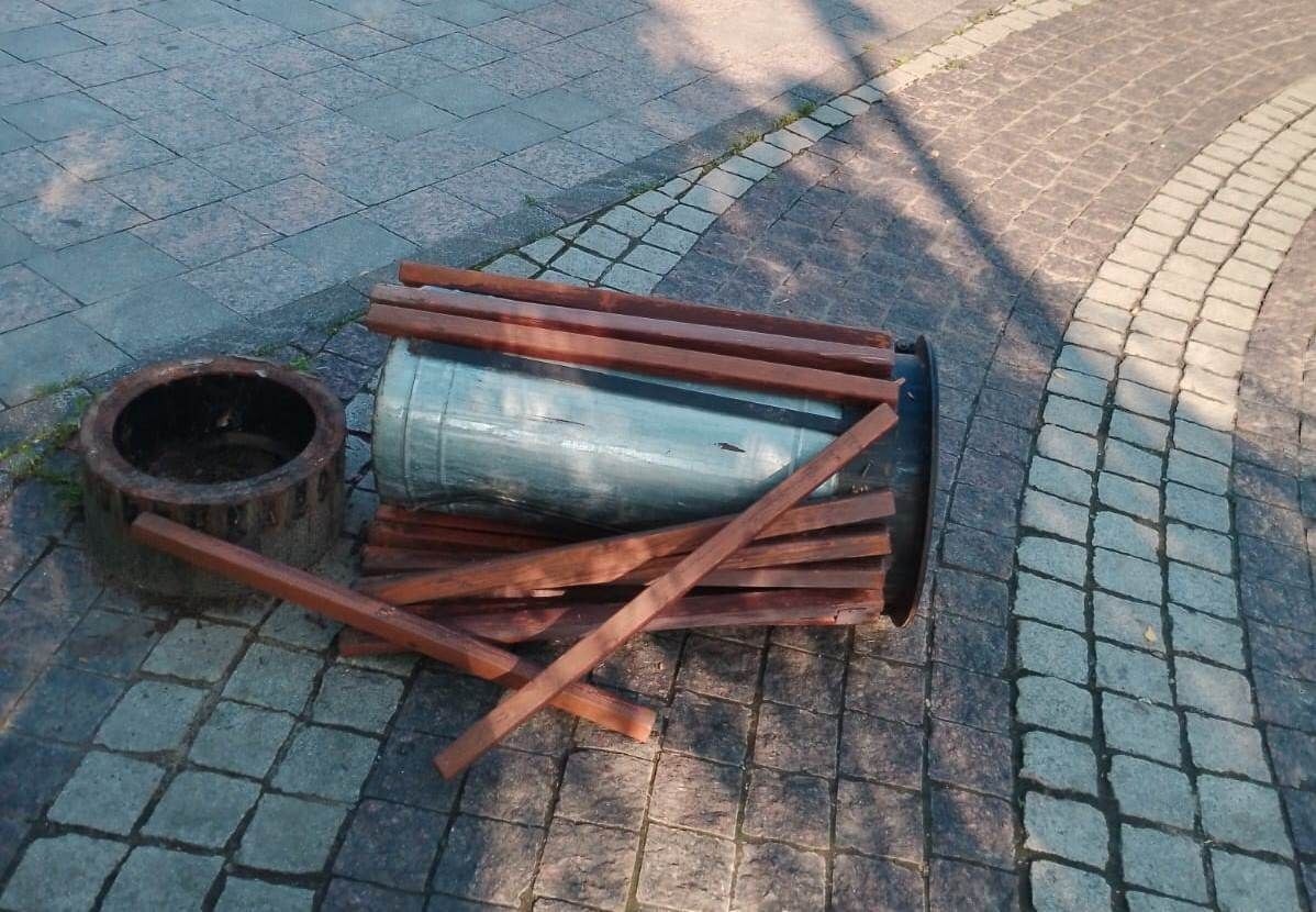 Вандалы вновь разрушили городской комфорт