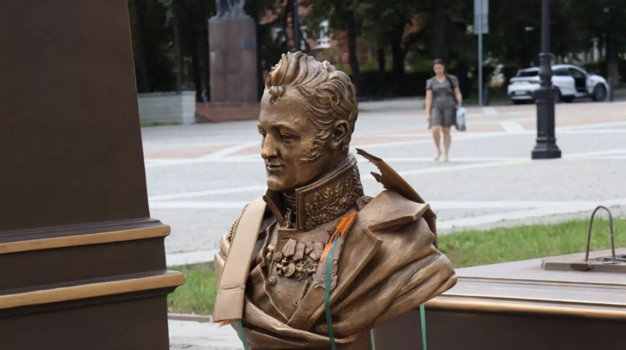 Бюст Александра I на Соборной площади в Пензе 9 августа