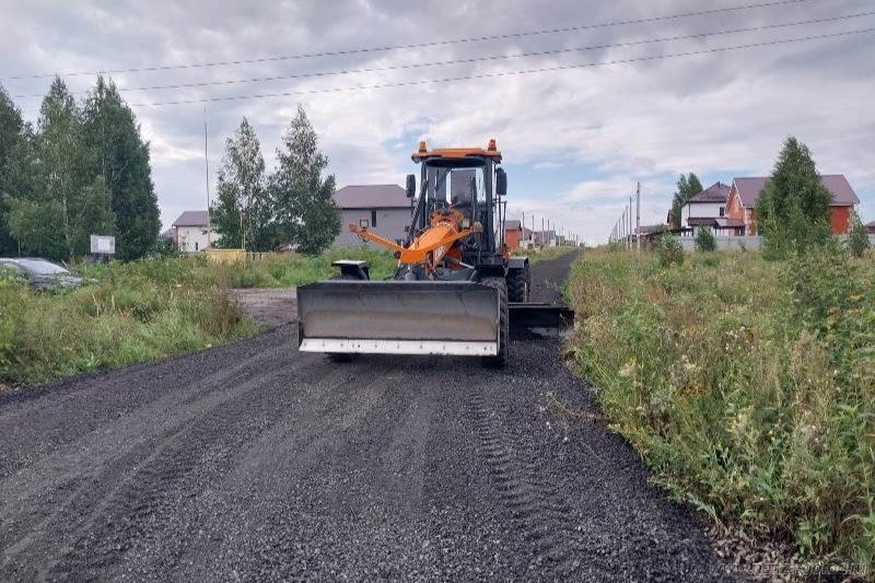 Ремонт дорог в микрорайоне Заря продолжается