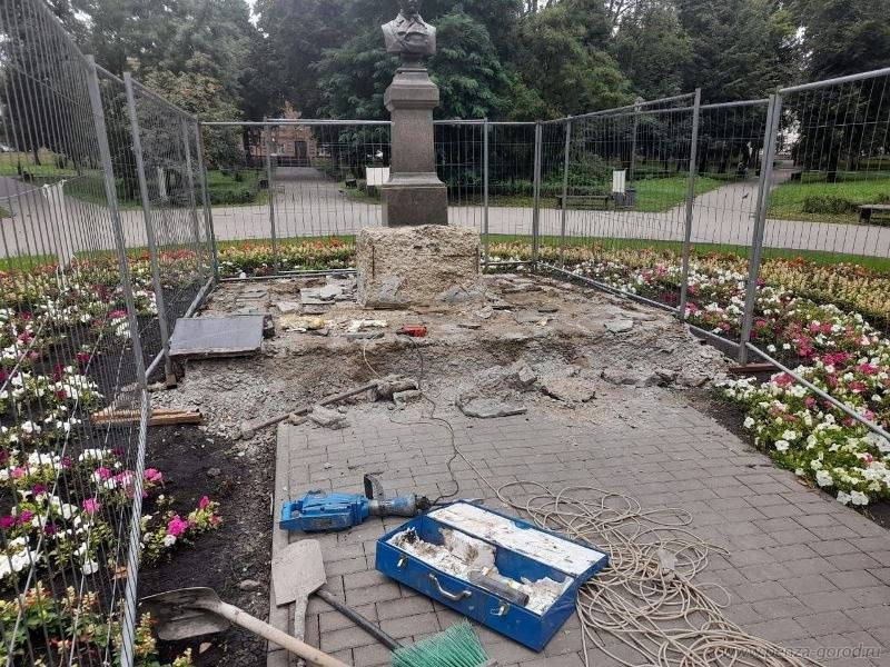 Реставрация бюста Лермонтова в Пензе
