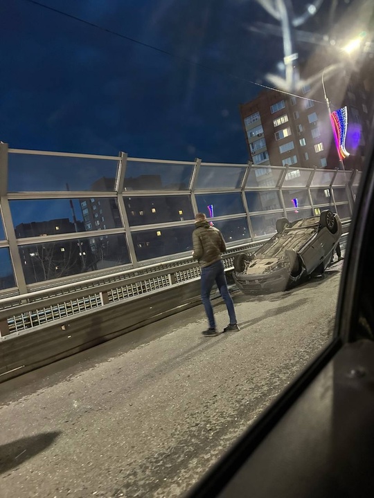 Автомобиль перевернулся на мосту Капашина в Пензе.