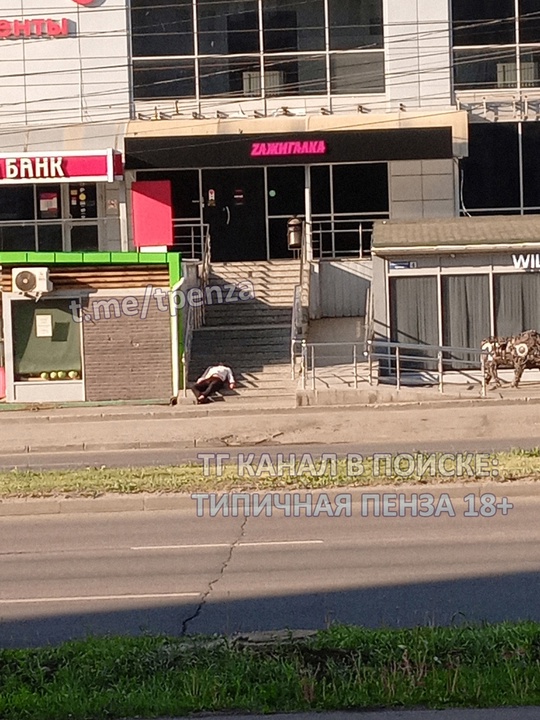 Неизвестный мужчина у клуба