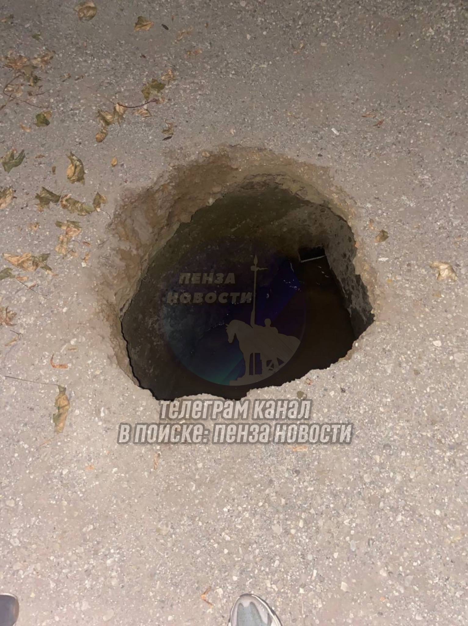 Котлован с горячей водой между школой № 29 и детсаду № 110 в Пензе