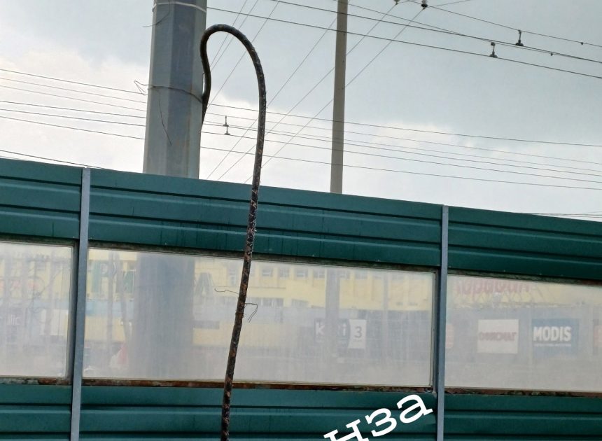 Опасный кабель на улице Центральной