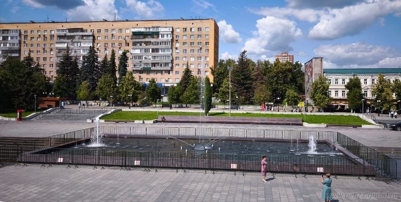 Ограждение вокруг главного фонтана Пензы