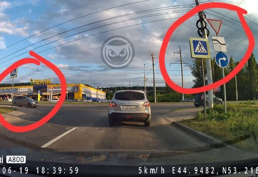 Дорогой товарищ! Я пропускаю главную, не надо мне подавать сигналы, выезжая из этого заезда с стоп-линией.